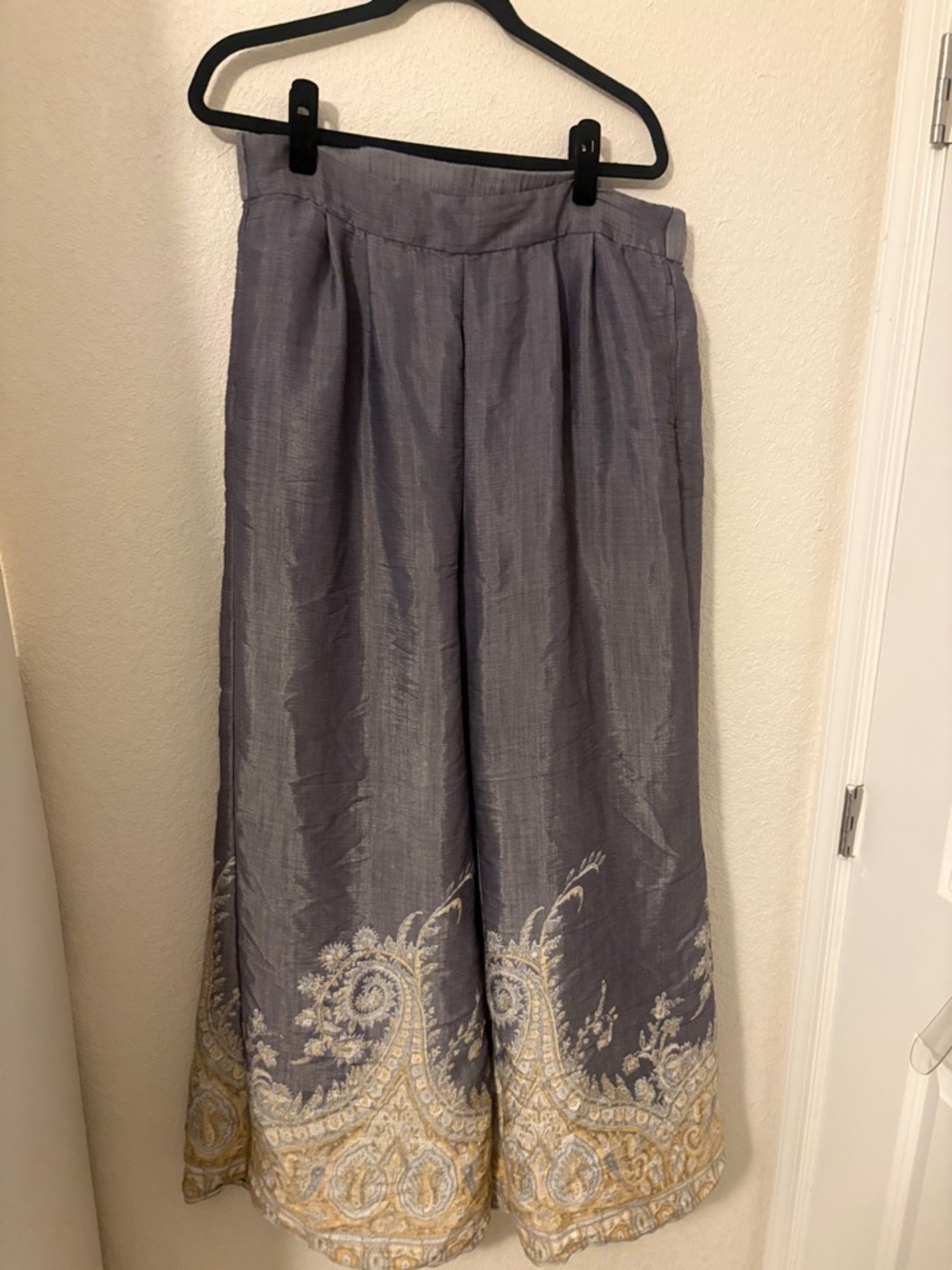 Wonderly Wide-Leg Pants in Gray with Gold Embroidery